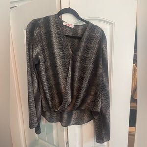 Buddy Love Gray Snakeskin Bell Sleeve Wrap Top. Size Small. Great Condition!